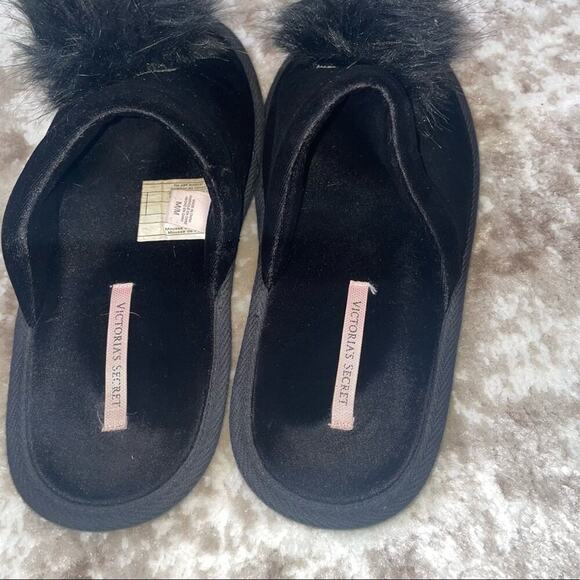 Victoria’s Secret Pom Pom Slippers Womens Size M in black rubber bottom SZ 7.5 - Picture 3 of 5